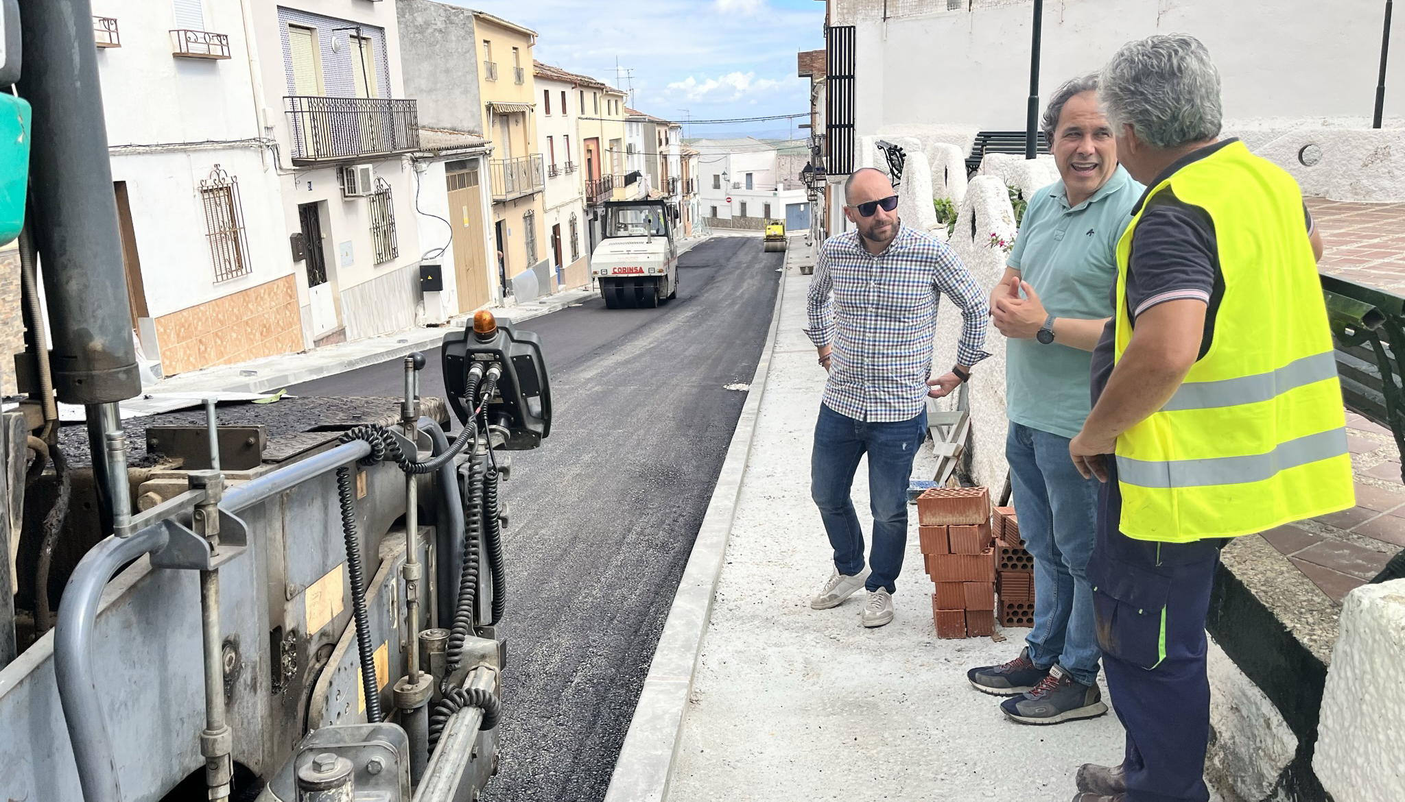 El alcalde, Javier Chica y el concejal de Servicios Municipales, Simón Vacas, han visitado las obras de la calle San Pablo.