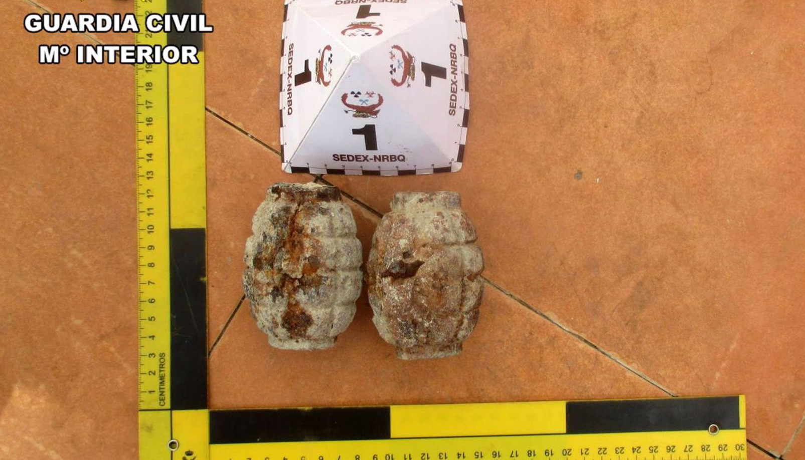 La Guardia Civil neutraliza dos granadas de mano de la Guerra Civil halladas en Jamilena