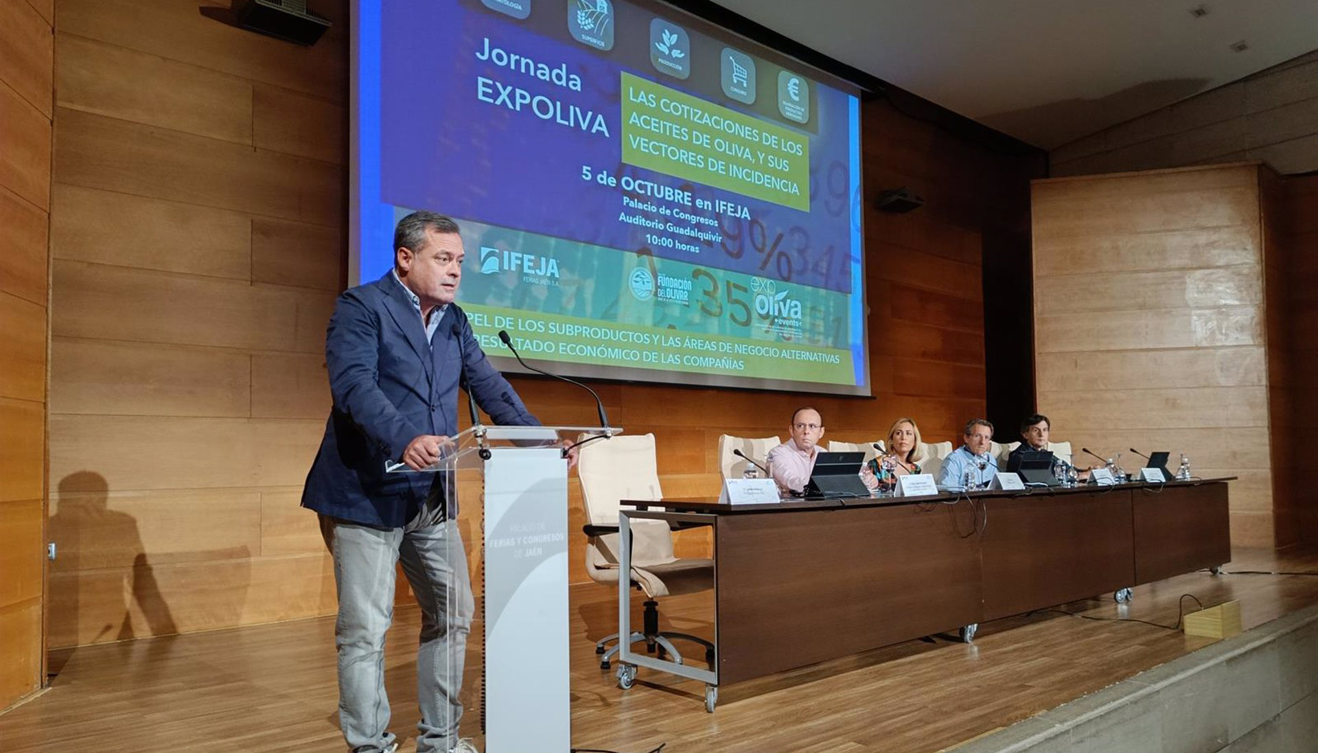 Más de 200 profesionales asisten en Jaén a una jornada sobre los factores que influyen en el precio del aceite de oliva