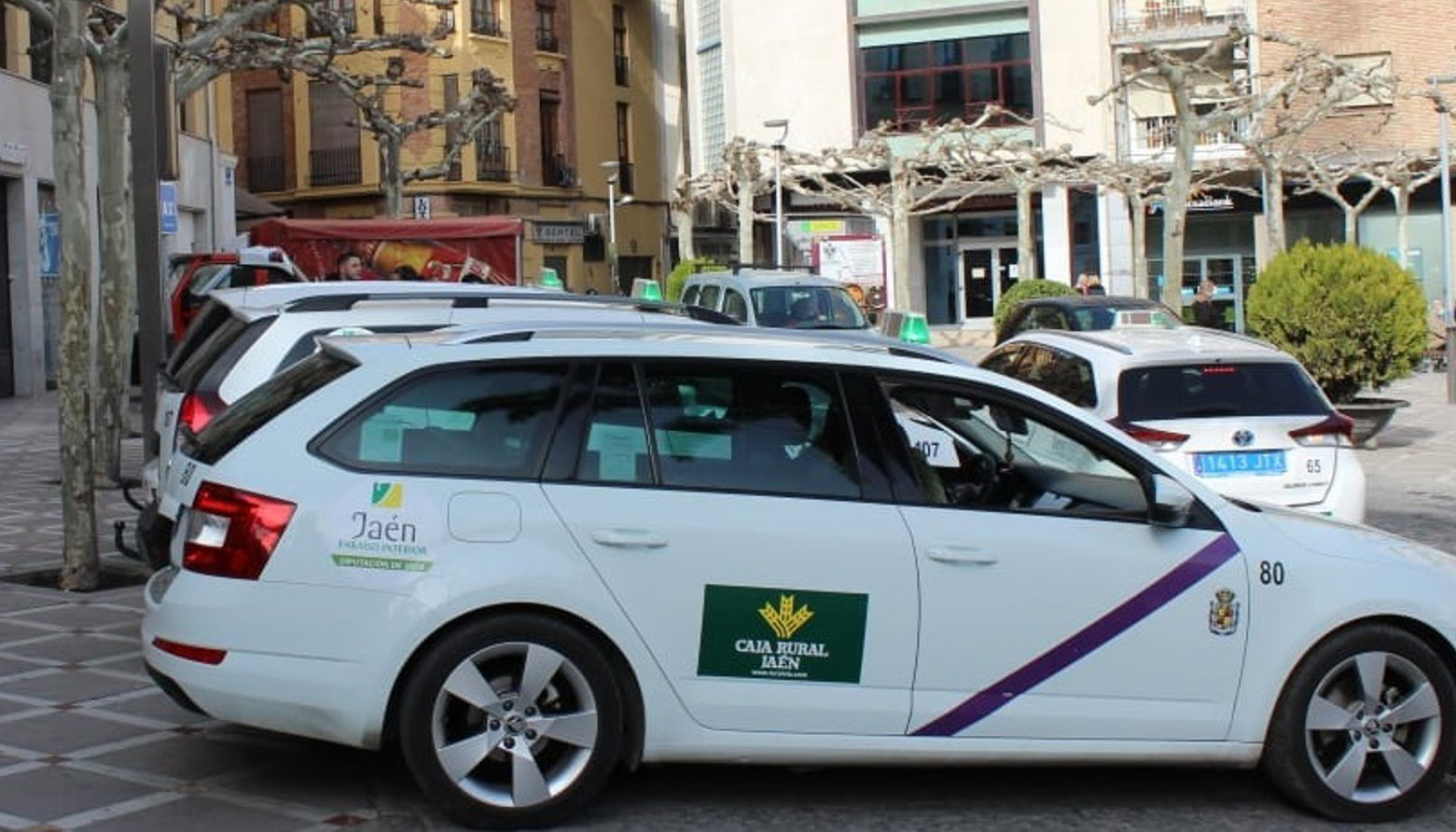 El sector del taxi convoca este martes paro en la capital en repulsa a la agresión sufrida por un compañero