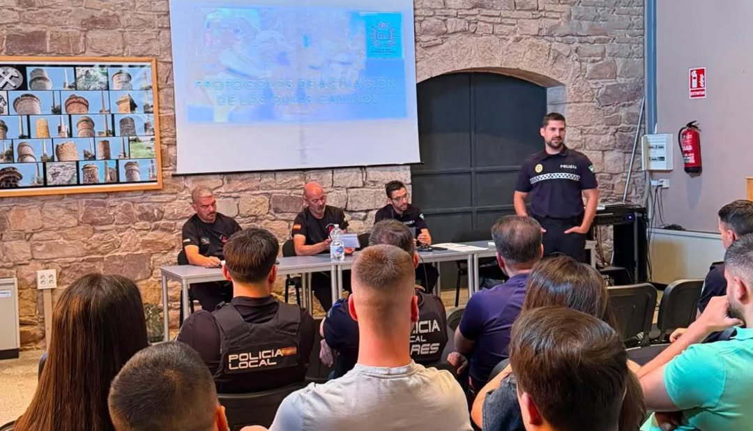 Agentes de la Policía Local de Torredelcampo participan en un curso especializado de guías caninos para la detección de drogas
