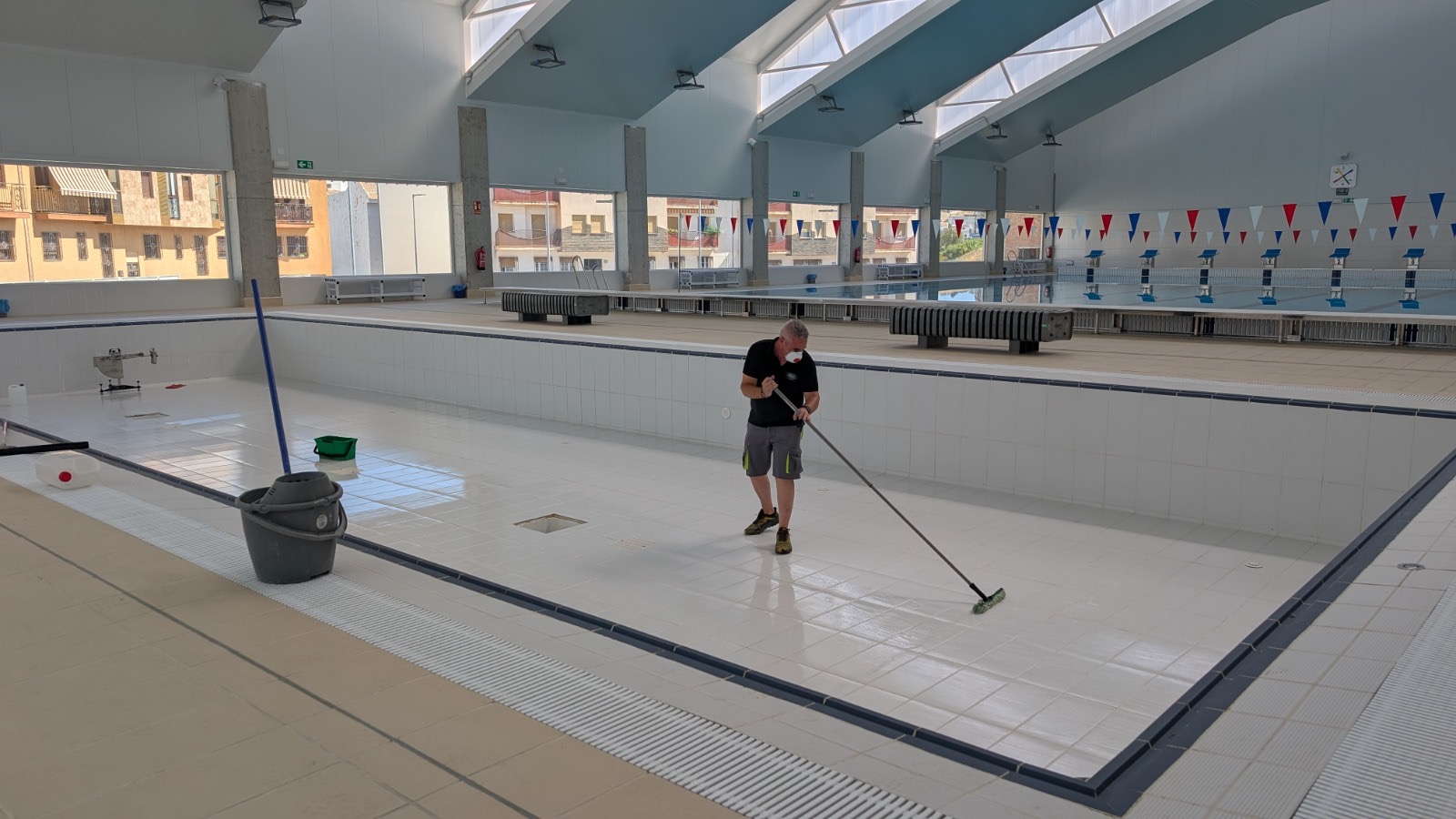 El Ayuntamiento de Torredelcampo pone a punto la Piscina Cubierta para su reapertura en septiembre