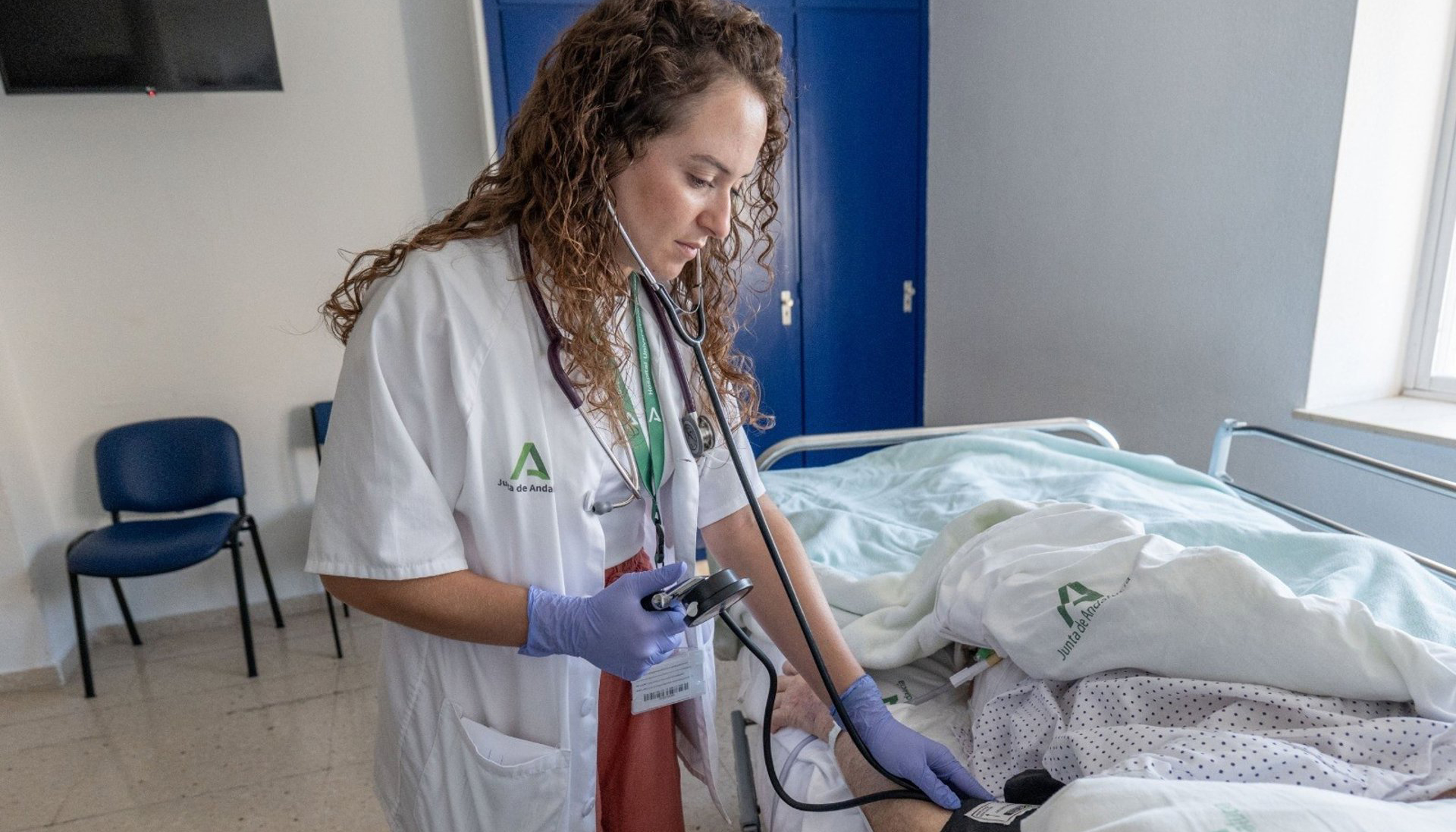 Especialistas del Hospital de Jaén recomiendan prevenir la deshidratación en personas mayores