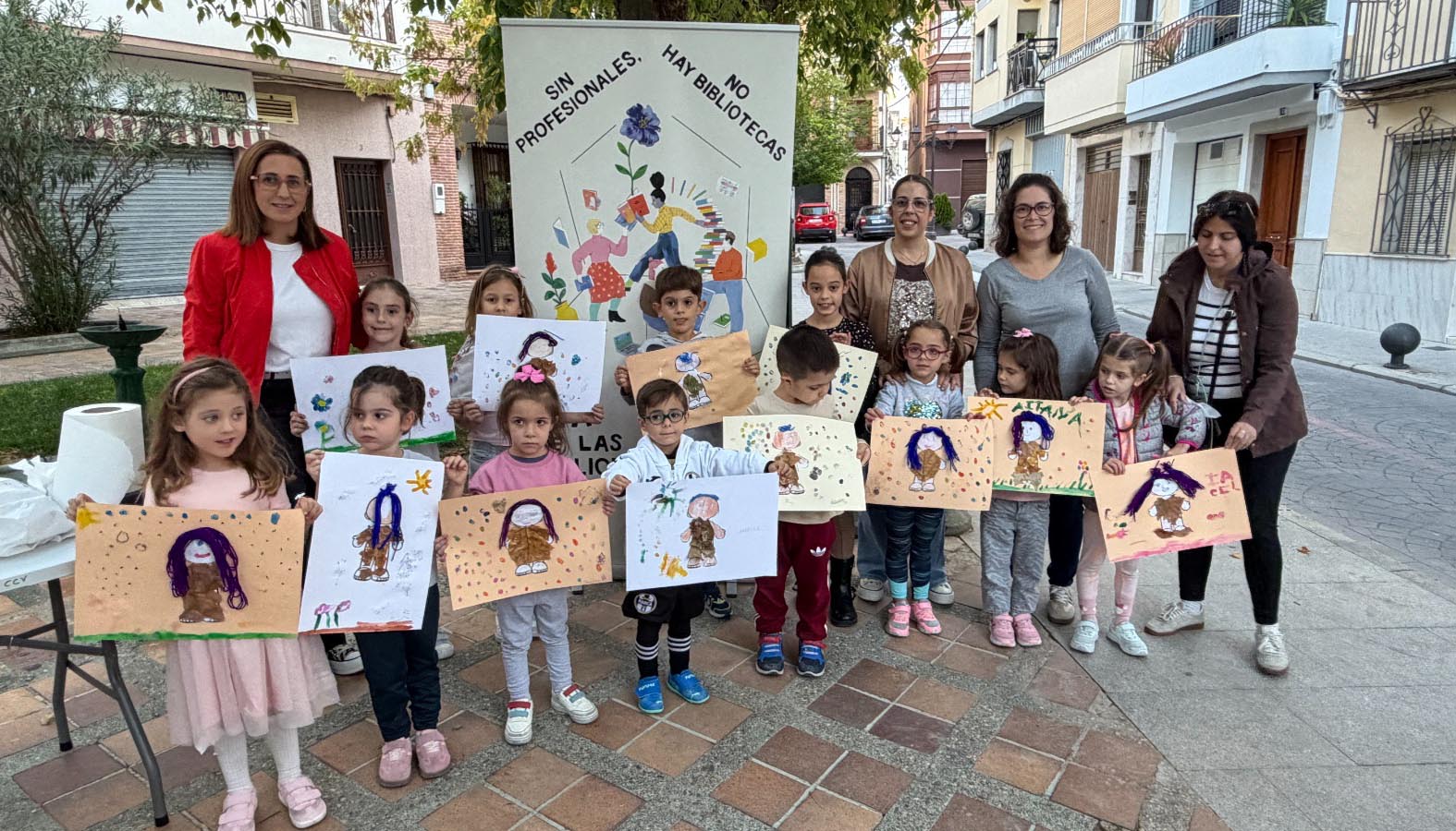 Un taller de creatividad otoñal reúne a niños y familias en la Plaza del Llanete de Torredelcampo