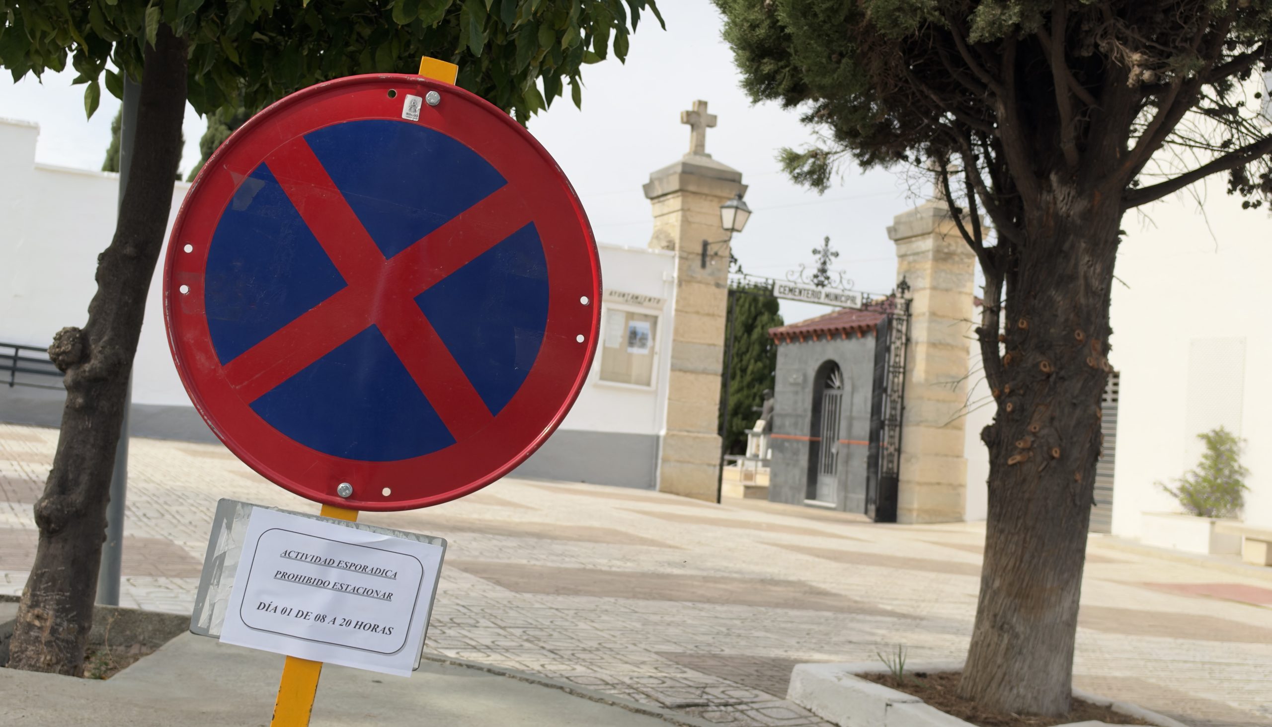 La Policía Local de Torredelcampo pide colaboración a los conductores para evitar aglomeraciones en los accesos al cementerio municipal